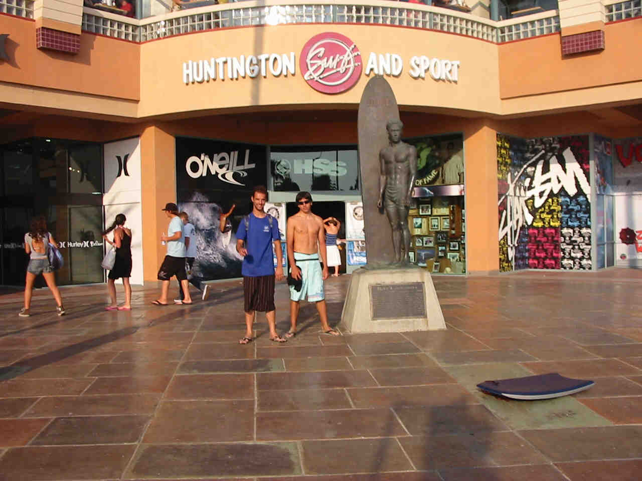 Fernando Ferrao frente a la estatua del Duke en Huntington