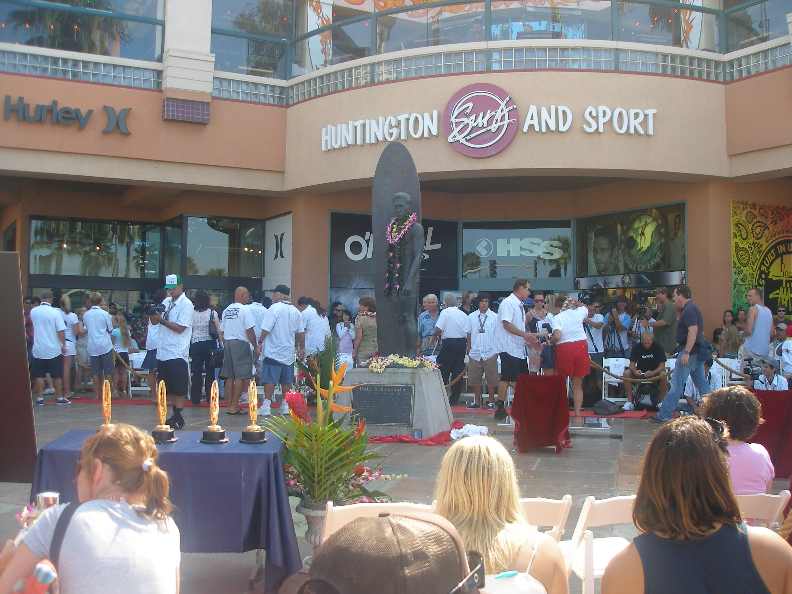 Gran expectaciónd de público y de medios en la ceremonia de presentación de los nuevos surfistas que se unen al Surfer´s Hall of Fame