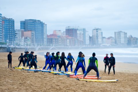 Alumnos del Colegio San Vicente de Paul durante un curso de surf