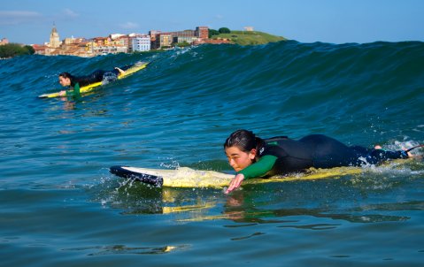 Alumnos del Instituto Astures disfrutando de un día de surf excepcional