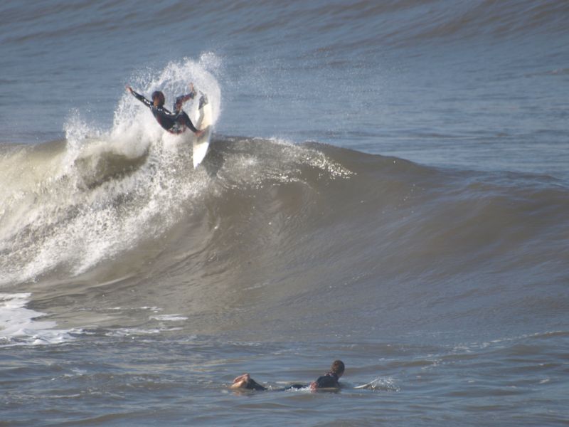 Fernando Ferrao durante una clase de surf en el Rick´s. Foto Omar Suárez