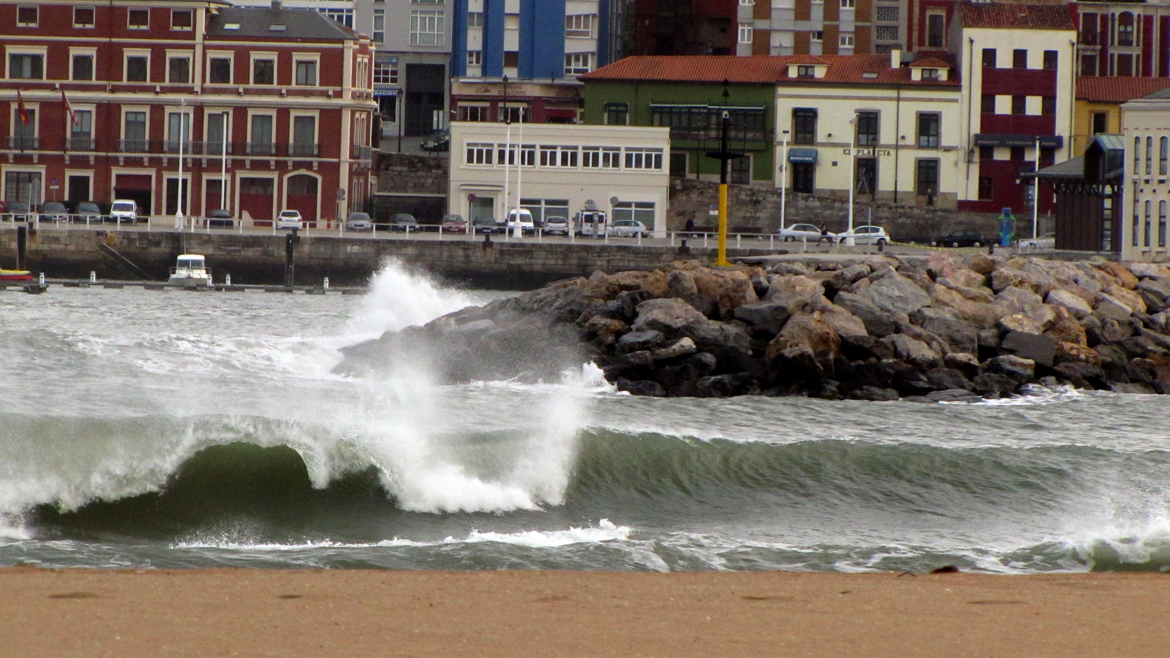 Una izquierda rompe solitaria en la Playa de Poniente de Gijón