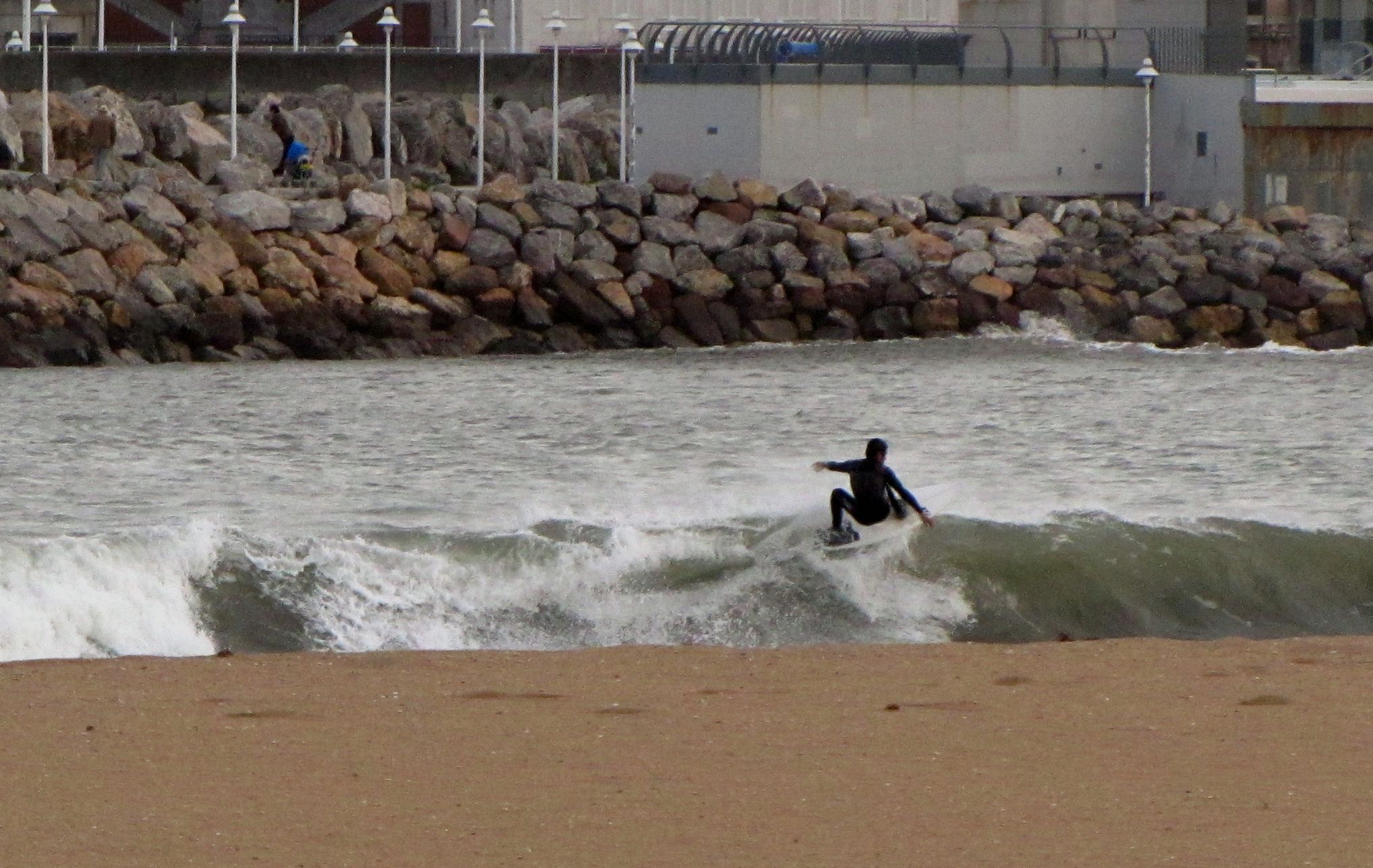 Yori haciendo un floater en la Playa de Poniente de Gijón