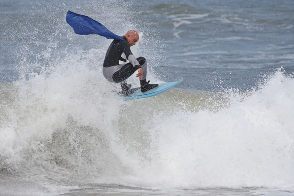 Dani Rodríguez, volando sobre las olas de Gijón