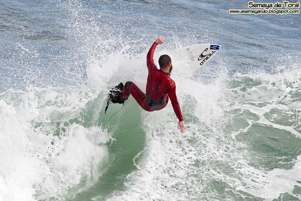 Fernando Ferrao, monitor de surf de la escuela.