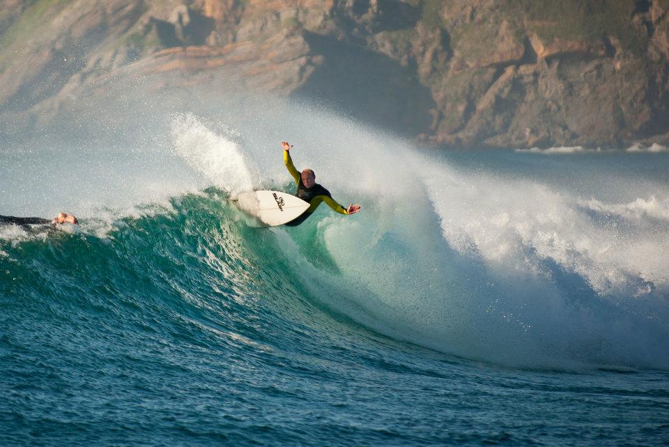 Fernando Pérez, surf en Xagó Asturias.Foto John