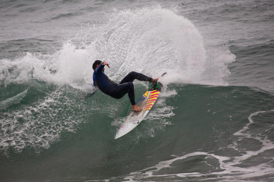 Fernando Ferrao, clases de surf en Xivares. Foto: John