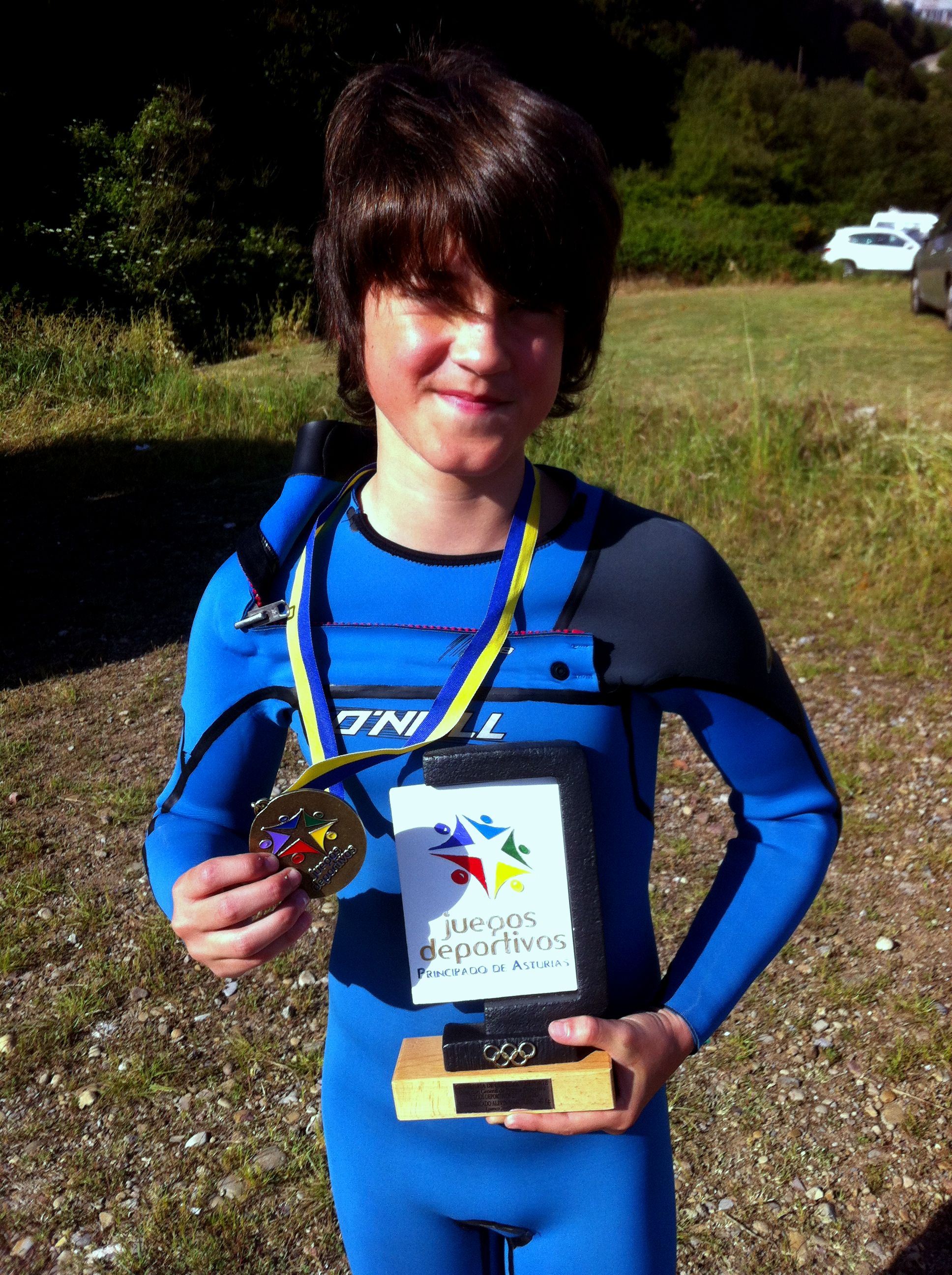 David posa orgulloso con su trofeo de Campeón de Asturias