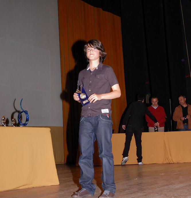 David recoge su trofeo como campeón de Asturias.