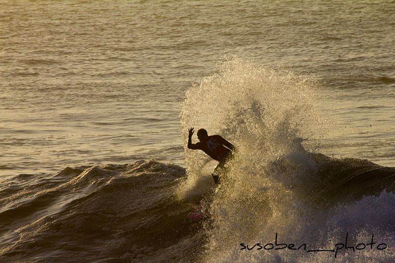 Fernando Pérez en la ola más famosa de Gijón. Foto: pixualsurfblogspot.com