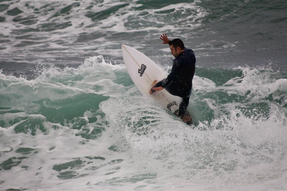 Javier Caballer, alumno del grupo avanzado de surf