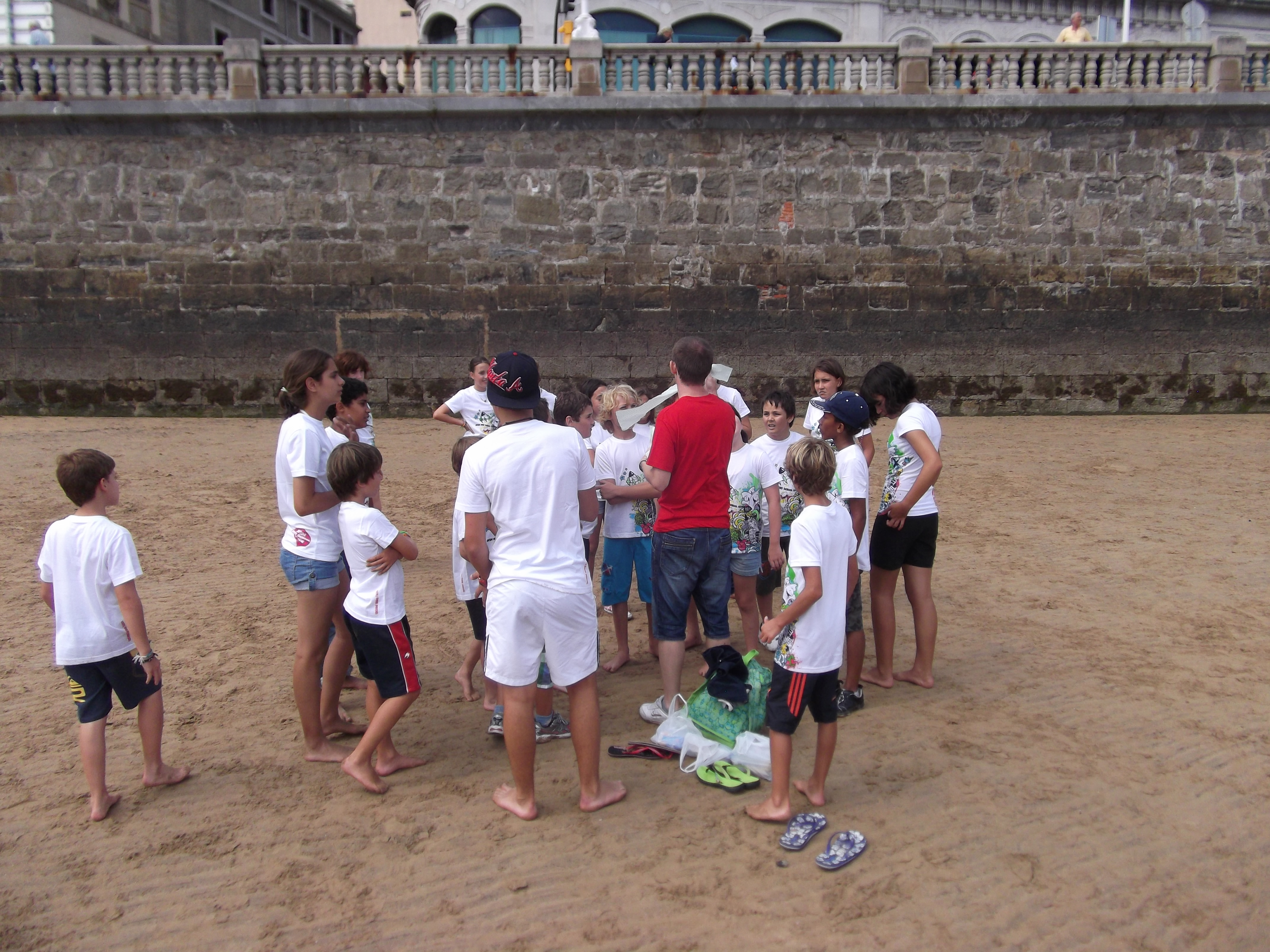 Organizando juegos en la playa.