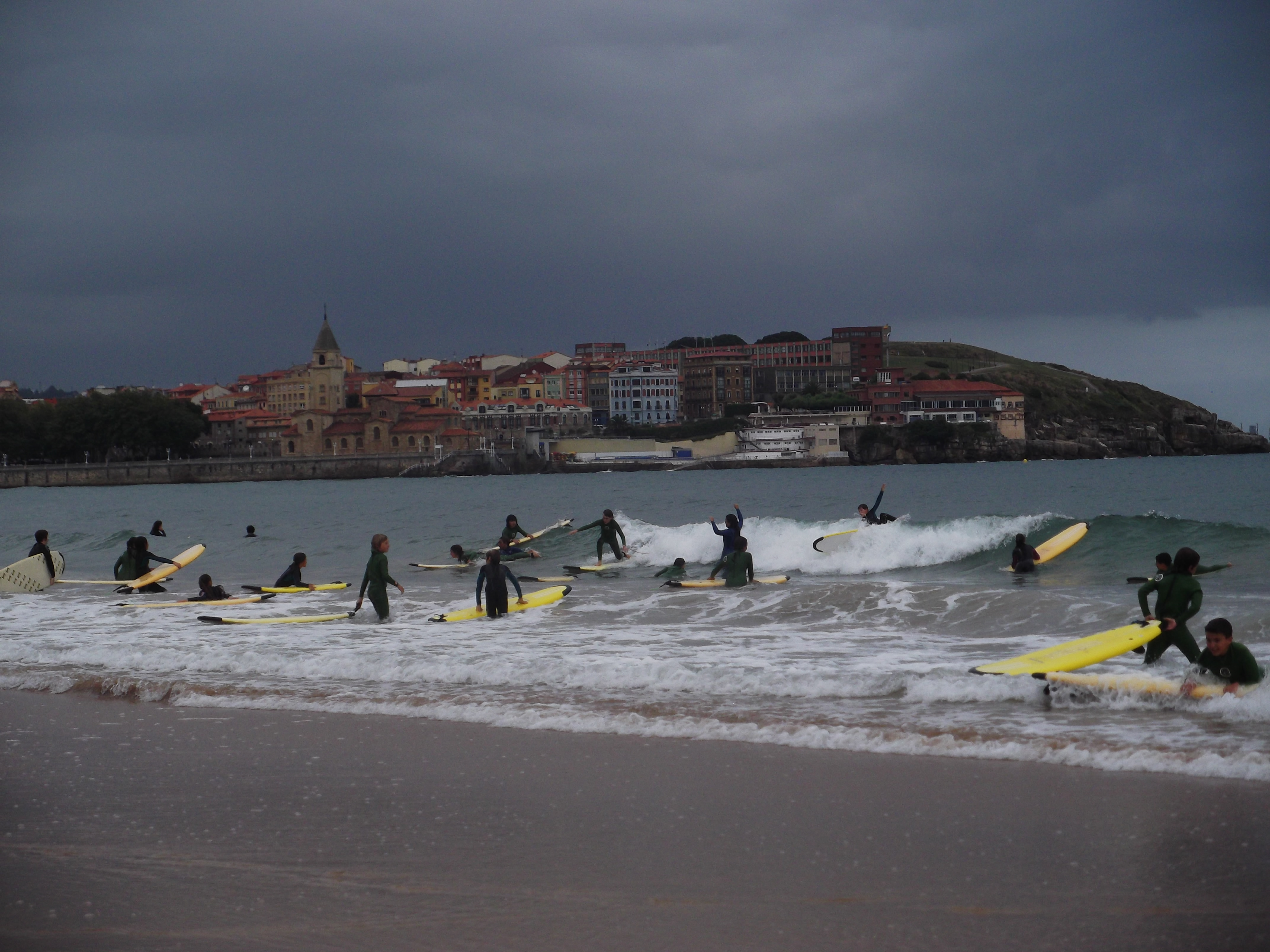Clases de surf en la Playa de San Lorenzo.