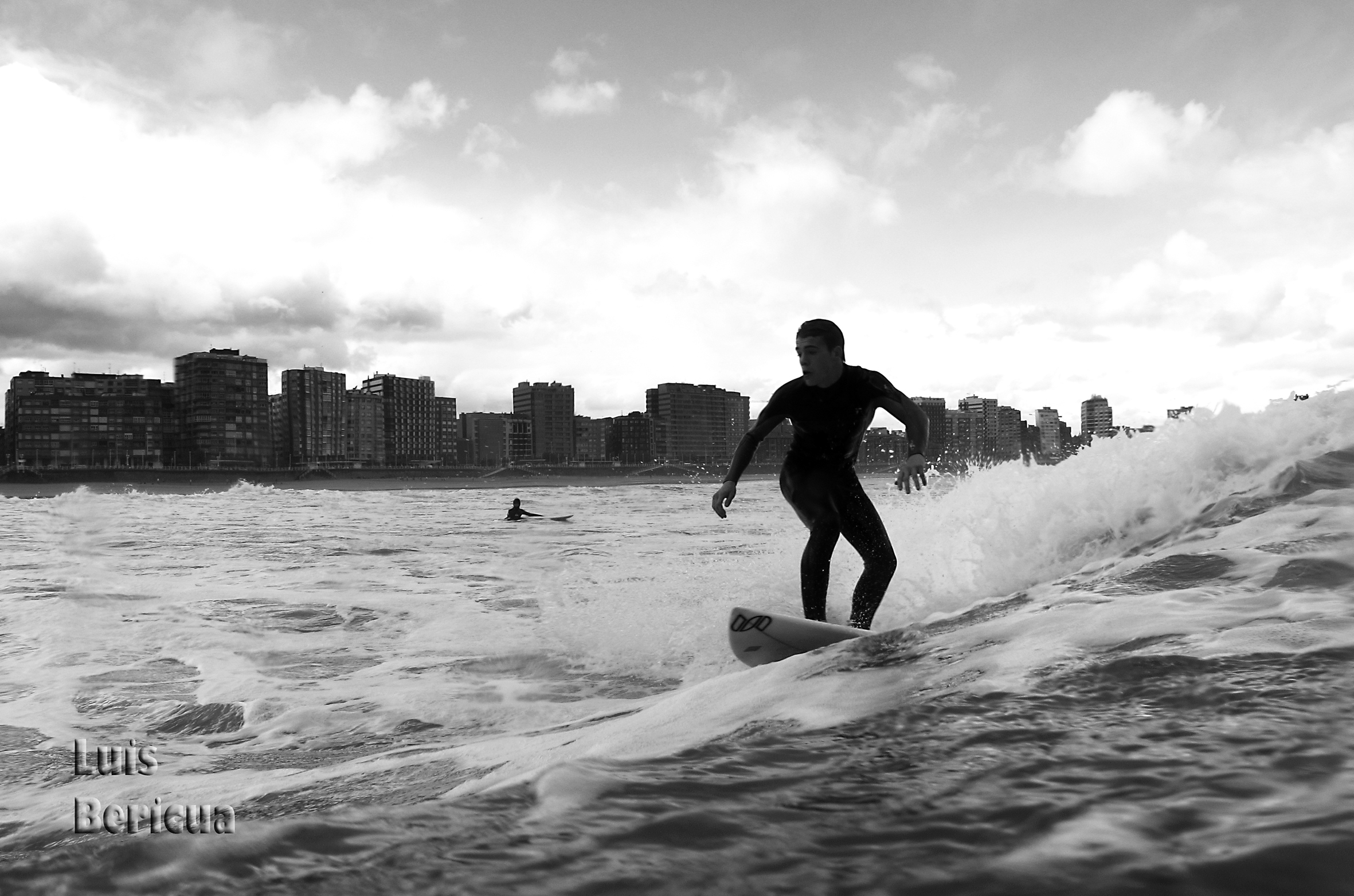 Alex surf en Gijón, San Lorenzo. Luis Bericua.